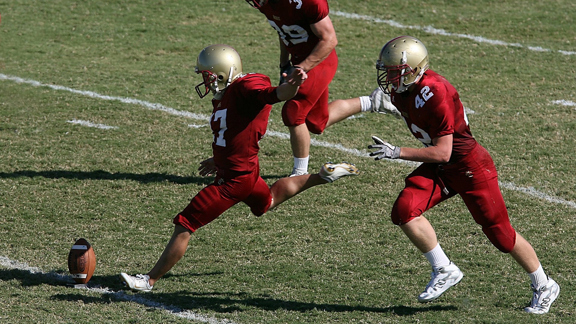 九游网页版官网-国足选手奋勇拼搏，不畏艰难，国足运动员
