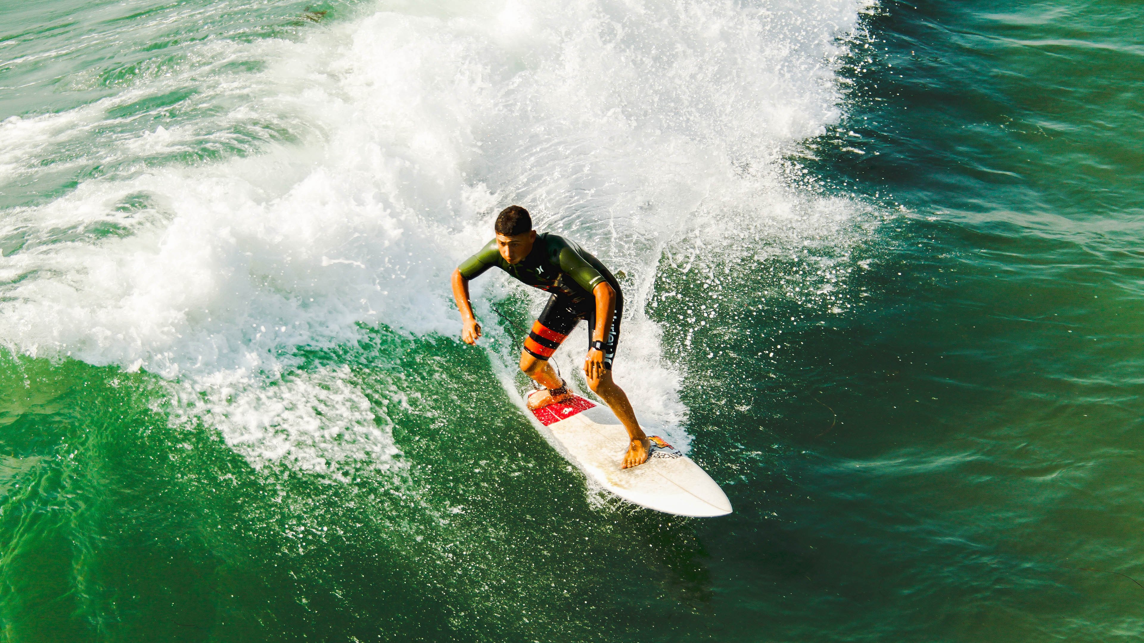 国足选手奋勇拼搏,不畏艰难,国足运动员