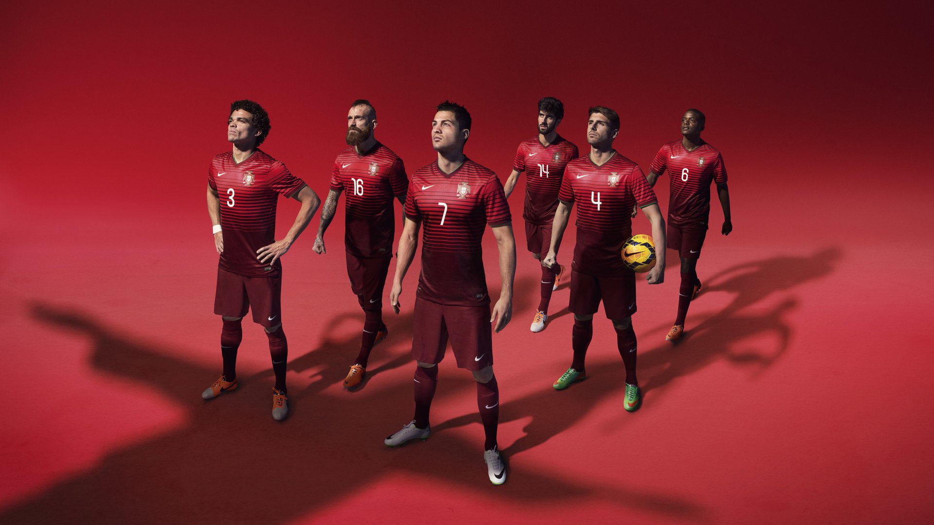 社交媒体热议国足比赛，话题不断，国足评论文章